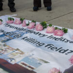 Chaque fleur symbolise un des 16 travailleurs décédés.