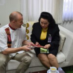 Пантрик Смайти из Министерства труда Таиланда получает экземпляр журнала IndustriALL “Global Worker”.