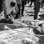 Плакатами с призывами за мир накрыли тела погибших. Фото: DISK