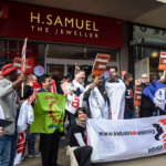 Action dans Oxford Street, Londres, en avril 2015, devant la boutique H Samuel.