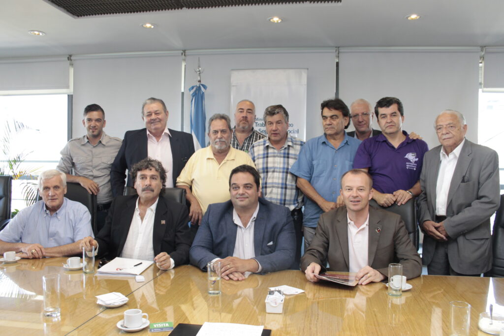 El secretario general de la IndustriALL, Jyrki Raina, advierte al ministro de Trabajo, Jorge Triaca, que no debiliten las leyes laborales y la protección social en la recesión económica.