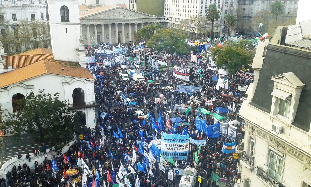 Более 200000 человек приняли участие в национальном марше протеста против увольнений и роста цен.