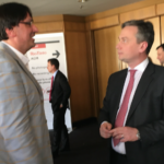 Kemal Özkan, Secrétaire général adjoint d’IndustriALL, et Jean-Sébastien Jaques, prochain PDG de Rio Tinto, à l’Assemblée générale annuelle des actionnaires qui s’est déroulée à Brisbane 