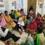 Trabajadores y trabajadoras de Habib Fashions en Dhaka, Bangladesh, reunidos en las oficinas de la SGSF después de enterarse del cierre de la fábrica.