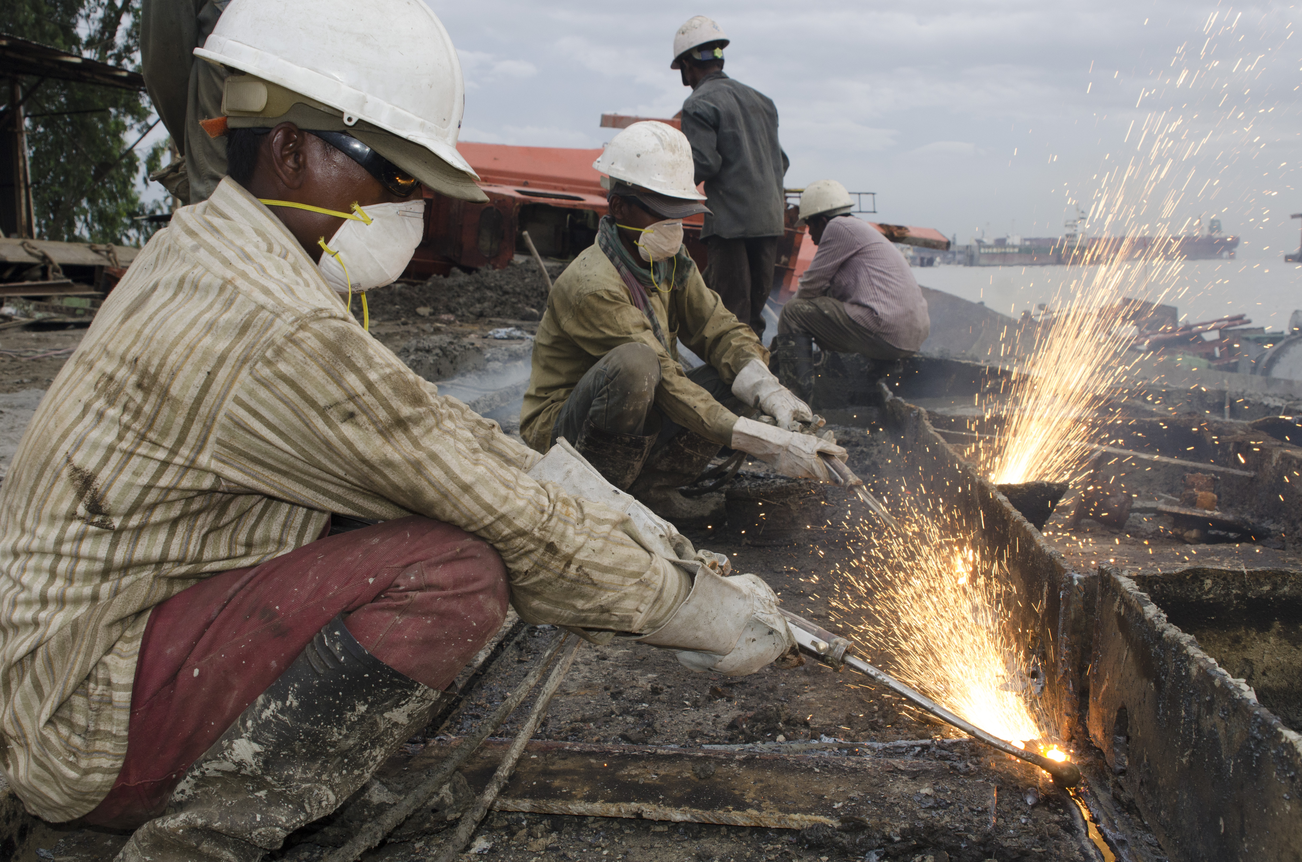 Trabajadores de uno de los muchos astilleros de desguace de buques de Chittagong, Bangladesh. Foto: IndustriALL/2015