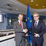 Юрки Райна, генеральный секретарь IndustriALL, (слева) и Пабло Исла, председатель и генеральный директор Inditex, подписали новое соглашение во время конференции ЕС по вопросам деятельности цепочек поставок одежды, состоявшейся 25 апреля в Брюсселе. 