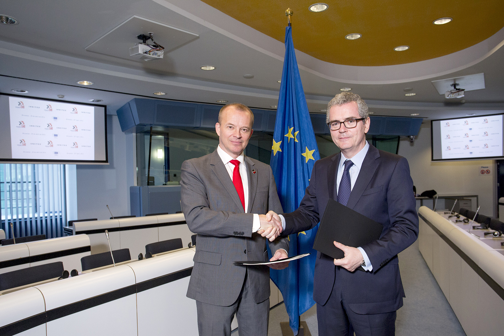 Юрки Райна, генеральный секретарь IndustriALL, (слева) и Пабло Исла, председатель и генеральный директор Inditex, подписали новое соглашение во время конференции ЕС по вопросам деятельности цепочек поставок одежды, состоявшейся 25 апреля в Брюсселе. 