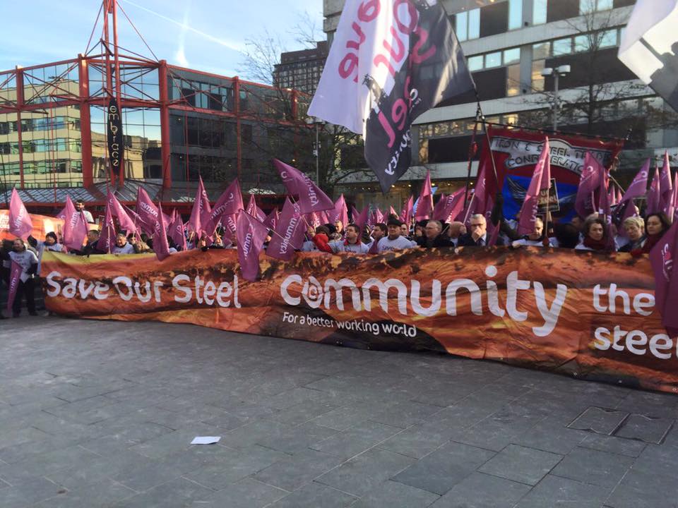 Des sidérurgistes de l’affilié d’IndustriALL Community manifestent au Royaume-Uni sous le slogan “Sauvez notre acier”.