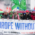Le Président d’IndustriALL et d’IG Metall Jörg Hofmann (au centre avec l’écharpe) défile avec le Secrétaire général d’industriAll Europe Luc Triangle (second en partant de la gauche). 