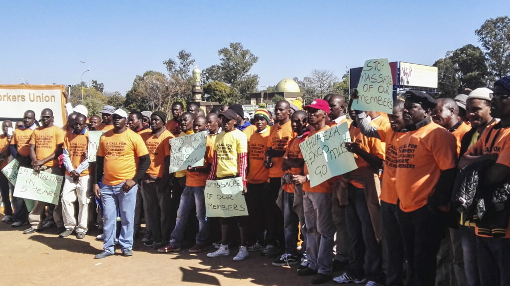 Des membres du syndicat BMWU manifestant devant le bâtiment gouvernemental à Gaborone, le 6 juillet 2016