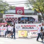 Акция протеста бразильских профсоюзов во время церемонии несения факела