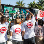 Акция протеста бразильских профсоюзов во время церемонии несения факела