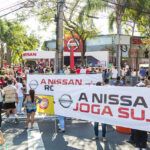 Акция протеста бразильских профсоюзов во время церемонии несения факела