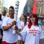 Акция протеста бразильских профсоюзов во время церемонии несения факела