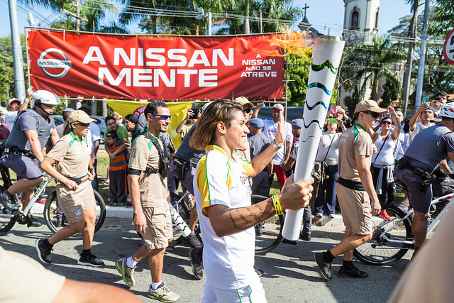 Акция протеста бразильских профсоюзов во время церемонии несения факела