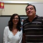 Одна из авторов исследования Мэрилейн Оливейра Тейшейра (слева) с работником, которого уволили после того, как он в течение 11 лет выполнял одну и ту же работу для 5 разных субподрядных компаний.