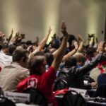 Les participants au Congrès d’IndustriALL lèvent la main pour adopter les résolutions sur l’Amérique latine.