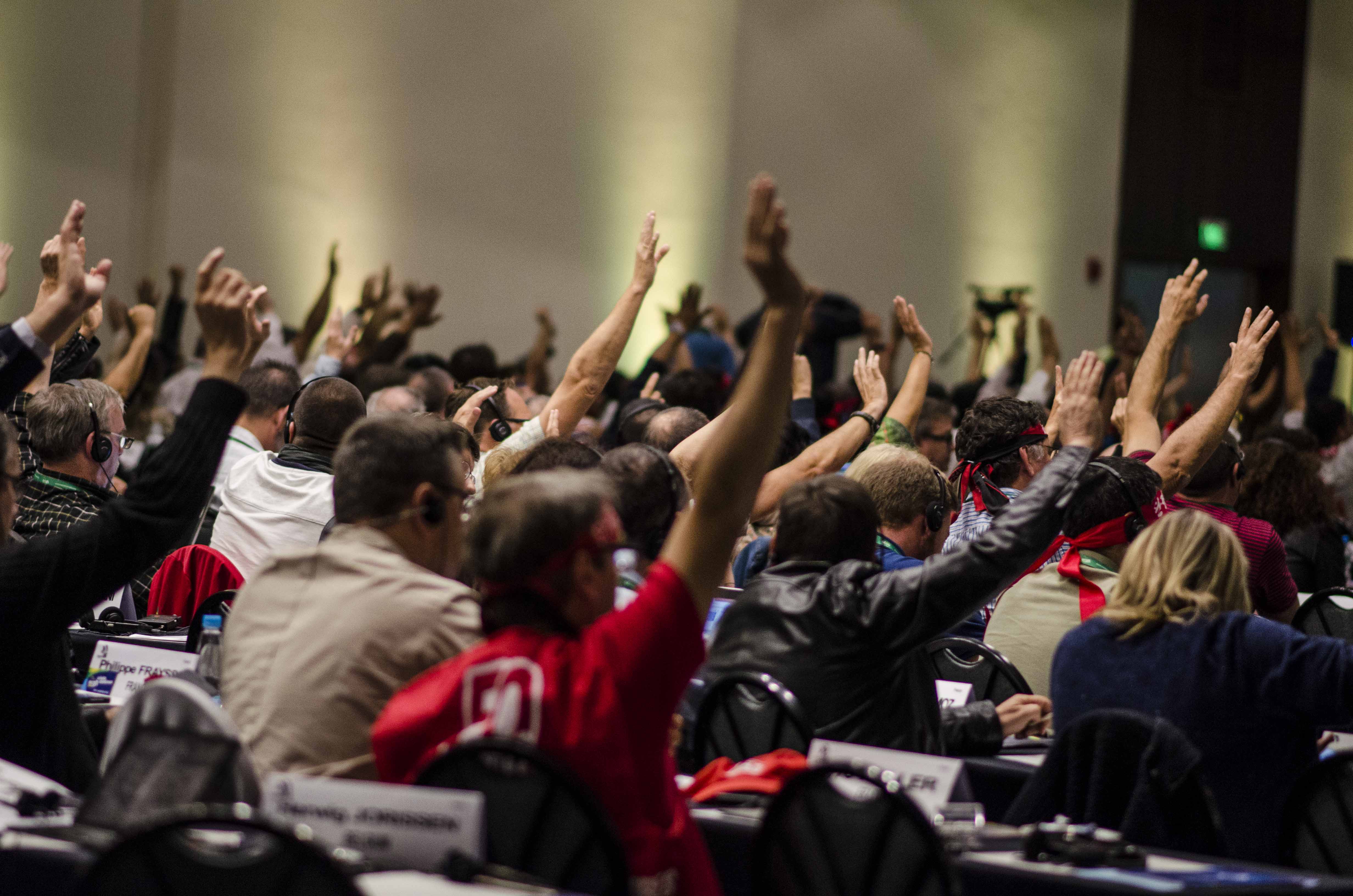 Les participants au Congrès d’IndustriALL lèvent la main pour adopter les résolutions sur l’Amérique latine.