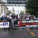 Дождь не помешал тысячам чилийских рабочих выйти на марш протеста против действующей пенсионной системы, AFP.