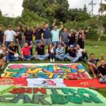 Los jóvenes de los sindicatos afiliados a IndustriALL en Colombia muestran las pancartas que crearon en el seminario