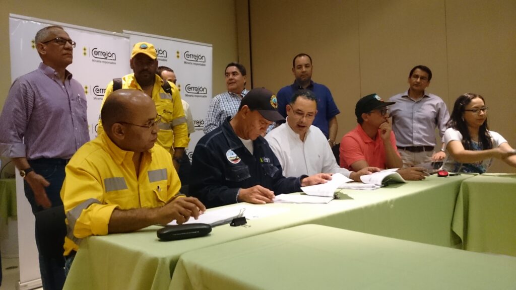 Nuestro sindicato afiliado colombiano Sintracarbón firma una nueva convención colectiva con la administración de la mina de Cerrejón en Colombia.