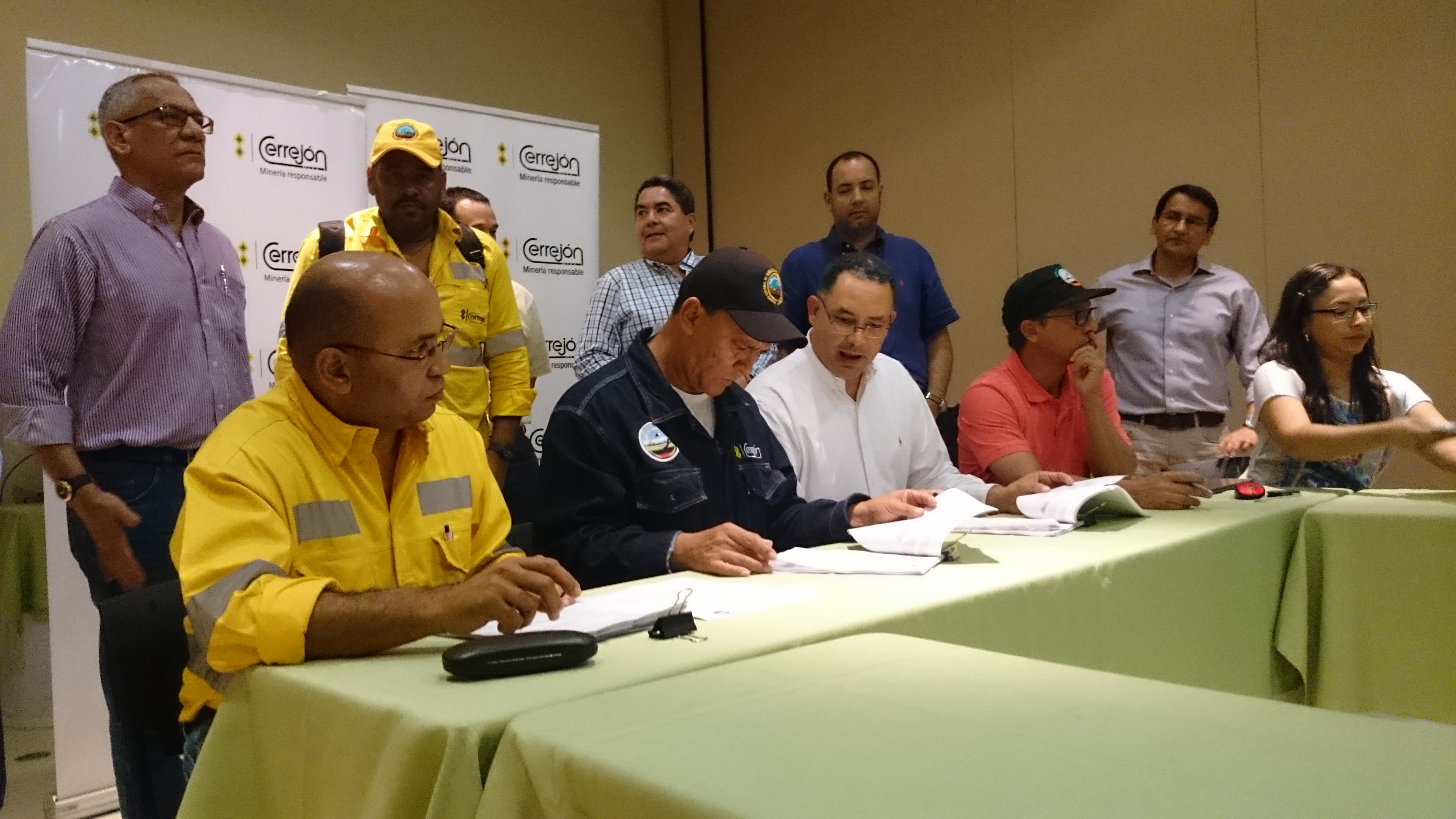 В Колумбии членский профсоюз Sintracarbon подписывает новый коллективный договор с руководством шахты Cerrejón.
