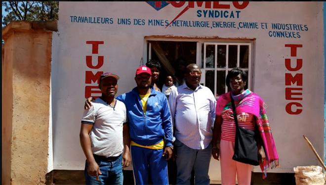 Dieudonné Shimbi (coordinateur de la section de Kolwezi de TUMEC), Charles Kumbi (IndustriALL Afrique subsaharienne), Didier Okonda (Secrétaire général a.i. de TUMEC), Paule France Ndessomin (IndustriALL Afrique subsaharienne) pendant leur visite à Kolwezi