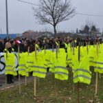 Рабочие протестуют против сокращения 100 рабочих мест в Сен-Кантен-Фаллавье (Франция), декабрь 2016 года