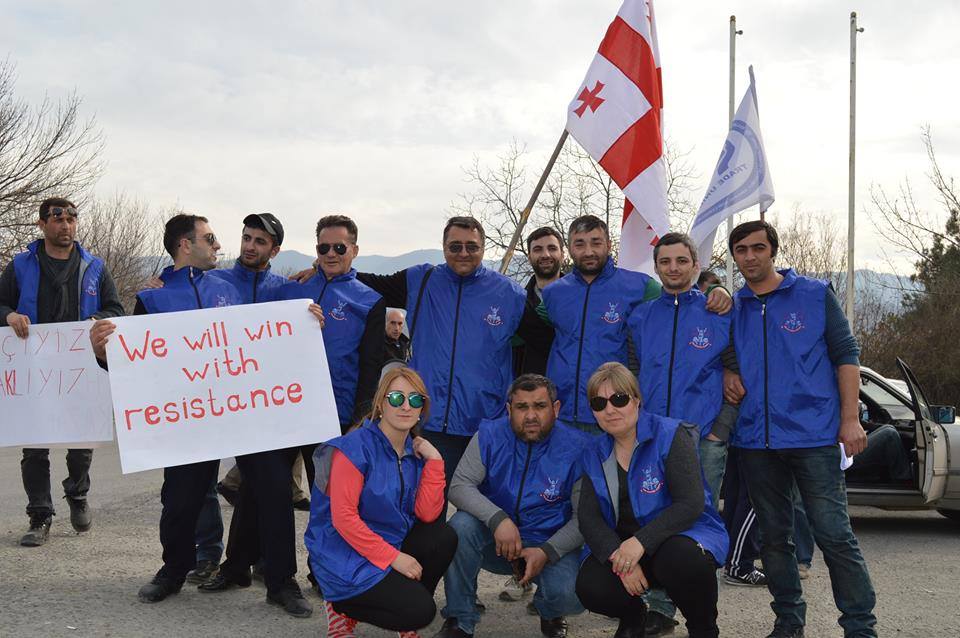 Des militants du TUMMCIWG à l'usine de verre d'emballage de Ksani, en Géorgie. 