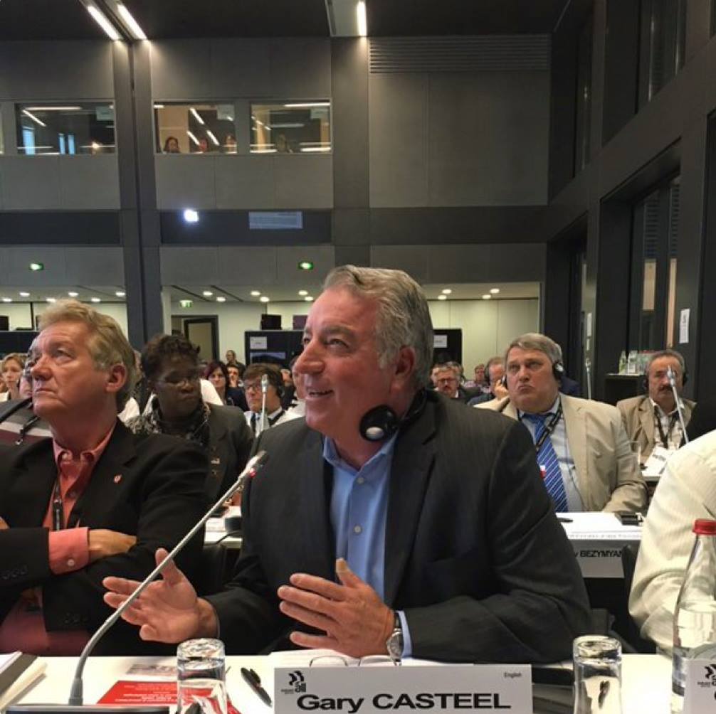 Представитель UAW Гэри Кастил призывает Volkswagen вступить в коллективные переговоры с избранным демократическим путем профсоюзом на заводе в Чаттануге, штат Теннесси, Франкфурт, Германия, 26 мая 2016 года