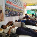 Les grévistes de la faim mènent une action publique de protestation au Jantar Mantar, à Delhi.