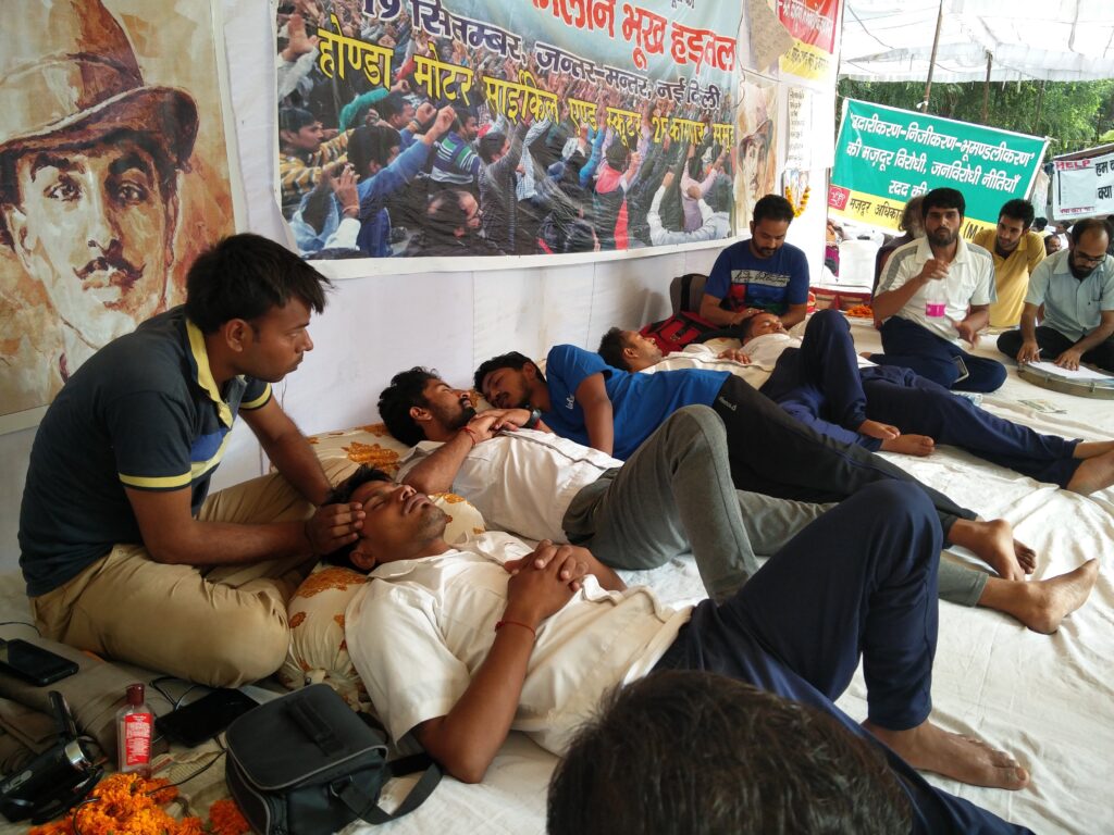 Пятеро рабочих Honda больше недели продолжают голодовку.