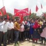 Работники LG проводят акцию протеста около завода. Фото: SMEFI