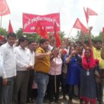 Работники LG проводят акцию протеста около завода. Фото: SMEFI