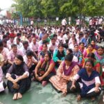 Работники LG проводят акцию протеста около завода. Фото: SMEFI