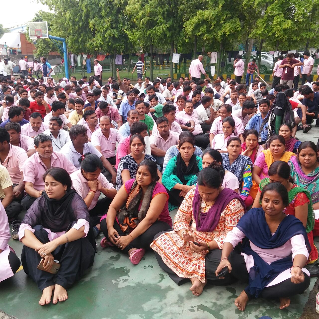 Работники LG проводят акцию протеста около завода. Фото: SMEFI