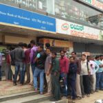 Люди стоят в очереди, чтобы обменять старые деньги на новые