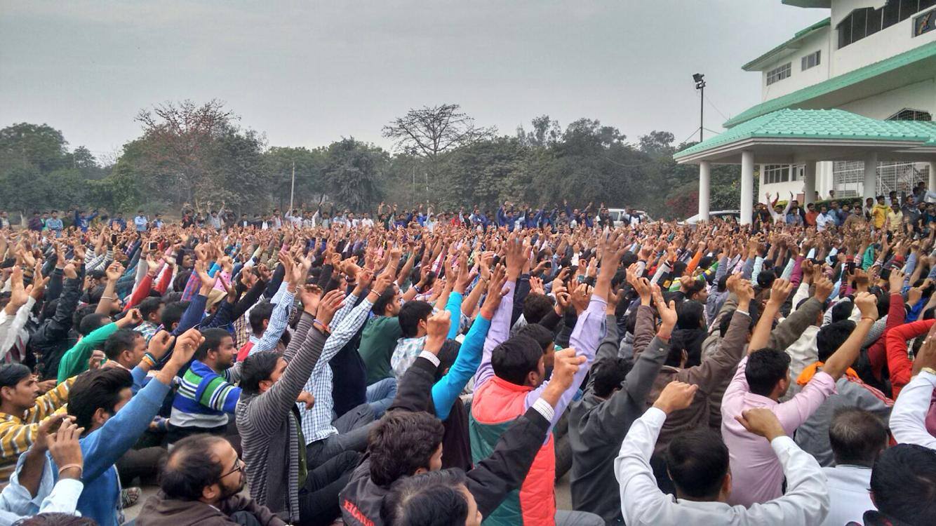 Les travailleurs de Honda protestent à l'usine de Tapukara en février 2016 