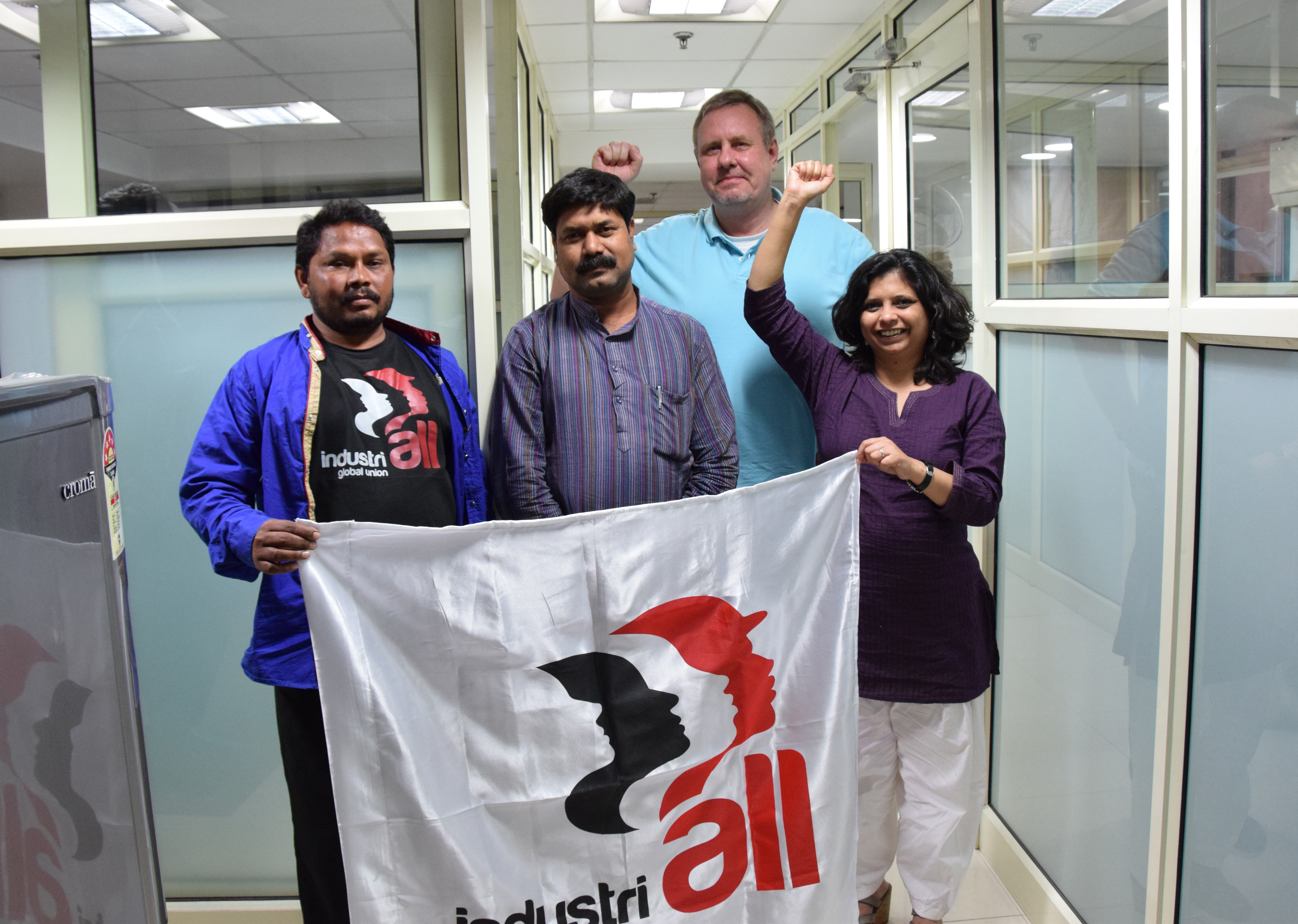 Слева направо: активист PCSS Дханеш Саху, оргсекретарь PCSS Лахам Саху, директор отраслевого сектора IndustriALL Маттиас Хартвич и директор регионального офиса IndustriALL в странах Южной Азии Апурва Кайвар.