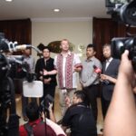 Генеральный секретарь IndustriALL Юрки Райна поддерживает требования индонезийских трудящихся об установлении зарплаты не ниже прожиточного минимума во время пресс-конференции с участием лидера МКП Шаран Барроу, а также Нориюки Сузуки (МКП), Саида Икбала (KSPI) и Эдварда Марпаунга (KSBSI).