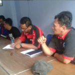 Мухаммад Ихсан Праярани, генеральный секретарь FSP2KI, представители профсоюзов и руководства компании завершают переговоры по вопросу восстановления уволенных рабочих.