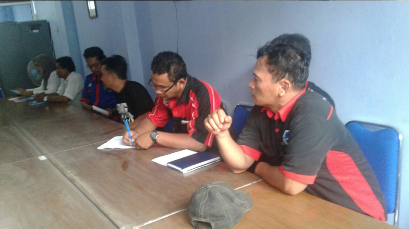 Мухаммад Ихсан Праярани, генеральный секретарь FSP2KI, представители профсоюзов и руководства компании завершают переговоры по вопросу восстановления уволенных рабочих.