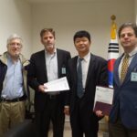 Североамериканские членские организации USW и UAW встретились с сотрудником посольства Южной Кореи в Вашингтоне, округ Колумбия, и вручили ему письмо протеста.