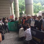 Оглашение приговора вызвало бурную реакцию протеста со стороны членов профсоюза, собравшихся у здания суда.