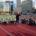 Генсек Вальтер Санчес выступает перед участниками митинга в Сеуле в ноябре 2016 г.