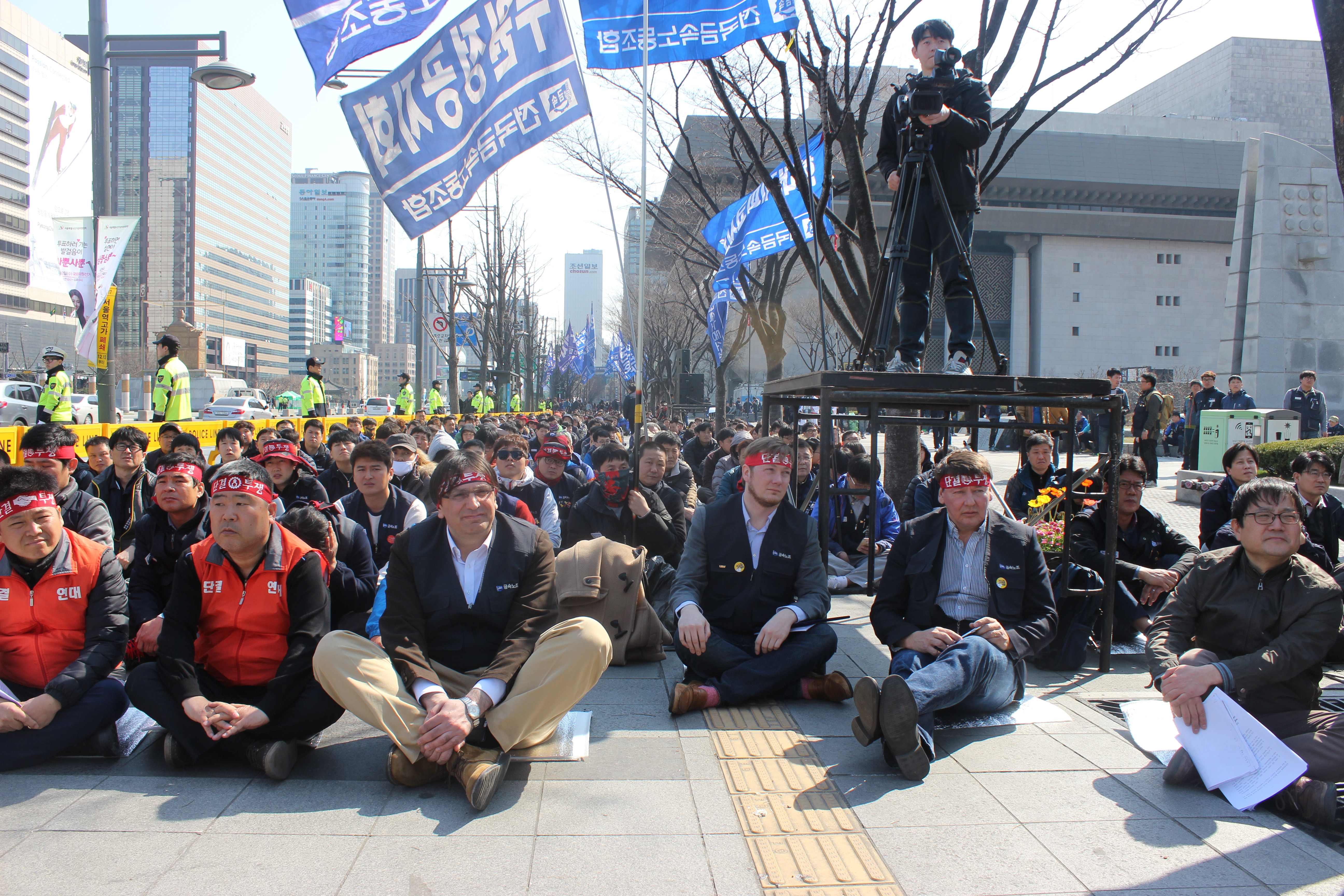 Представители IndustriALL на демонстрации в поддержку южнокорейских профсоюзов