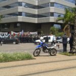 Рабочие Maghreb Steel во время демонстрации около здания банка