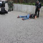 Раненым рабочим помогают их коллеги