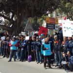 Рабочие Maghreb Steel во время демонстрации около здания банка