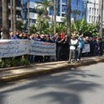 Рабочие Maghreb Steel во время демонстрации около здания банка